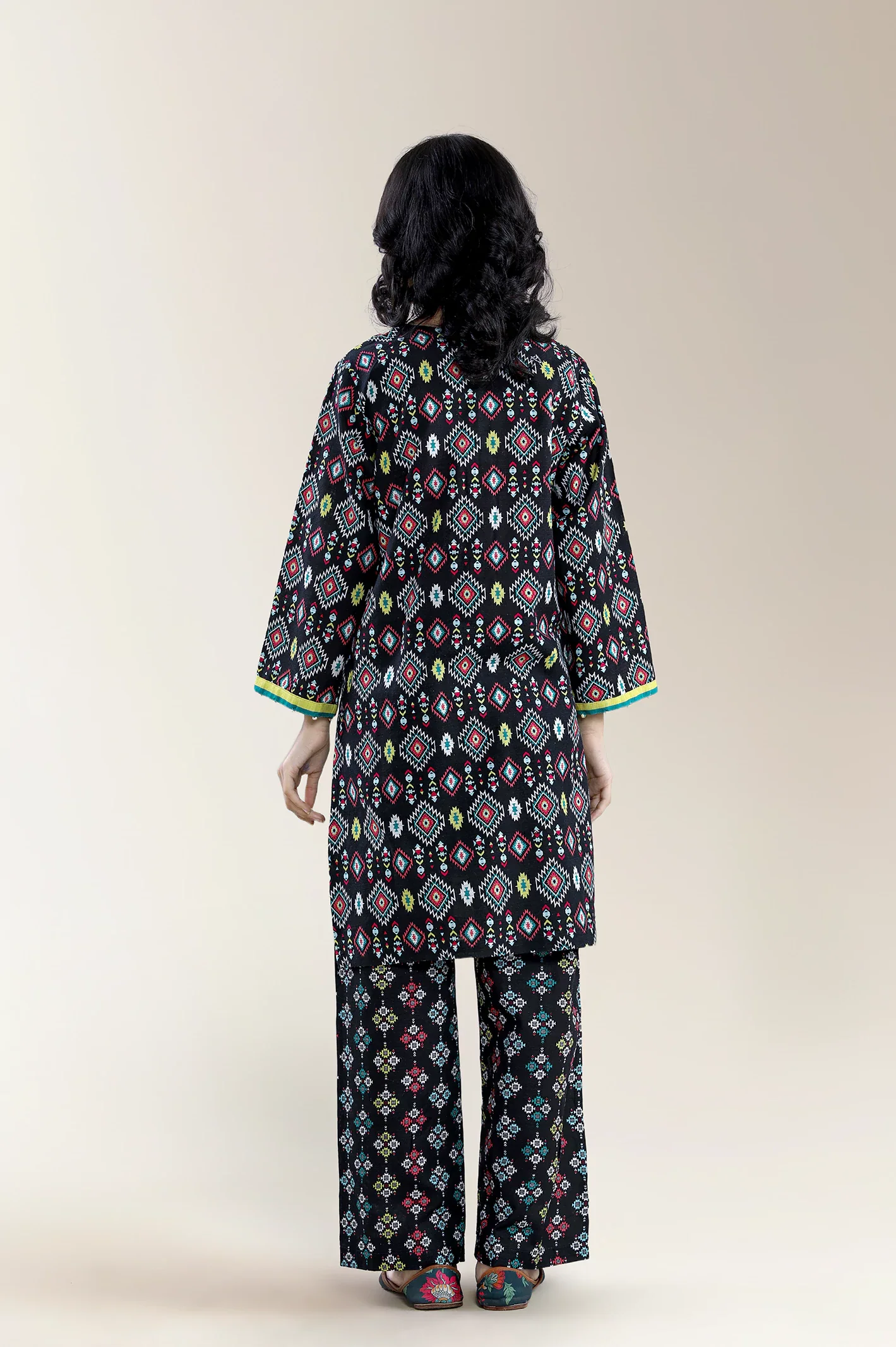 Printed Khaddar Black Teens 2Pc - Image 2